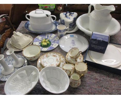Mixed 20th century ceramics to include an early 20th century part tea service, a Regent serving dish, a pair of Doulton for H