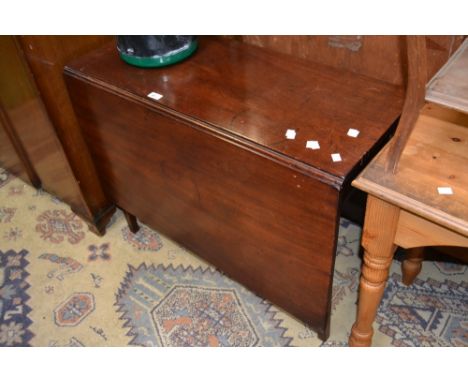 A George III mahogany gate leg table, rounded rectangular top, tapering square supports, 71cm high x 92cm wide (138.5cm open)