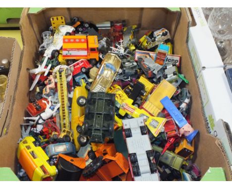 A TRAY OF VINTAGE DIE CAST TOY CARS AND VEHICLES TO INCLUDE CORGI, MATCHBOX ETC.  