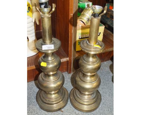 A PAIR OF VINTAGE BRASS TURNED TABLE LAMPS 