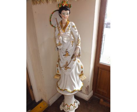 A LARGE ITALIAN PORCELAIN GEISHA FIGURATIVE FLOORSTANDING LAMP ON PLINTH - H 184 CM