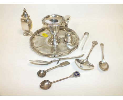 A COLLECTION OF HALLMARKED SILVER AND WHITE METAL TO INCLUDE A PEPPERETTE, SPOONS, CHAMBER STICK ETC