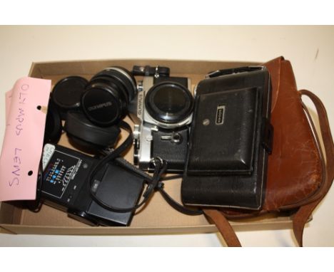 A SMALL BOX OF VINTAGE CAMERAS AND ACCESSORIES TO INCLUDE OLYMPUS