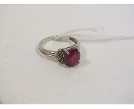 A HALLMARKED 18 CARAT WHITE GOLD RING SET WITH A RUBY STYLE STONE