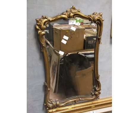 A VINTAGE GILT FRAMED WALL MIRROR 