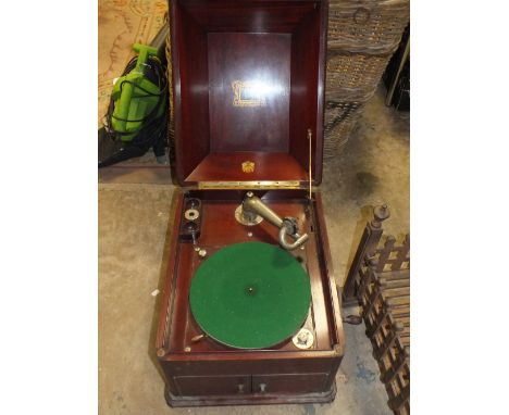 A VINTAGE MAHOGANY CASED HMV WIND UP GRAMOPHONE 