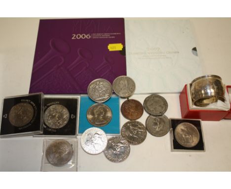 A COLLECTION OF VINTAGE AND MODERN COINAGE TO INCLUDE AN 1899 SILVER CROWN TOGETHER WITH A HALLMARKED SILVER NAPKIN RING