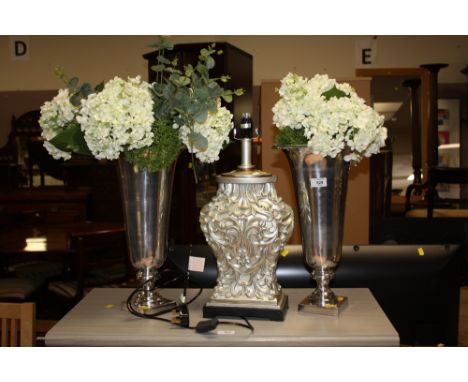 A MODERN SILVER TABLE LAMP H- 50 CM AND TWO FLOWER VASES (3)