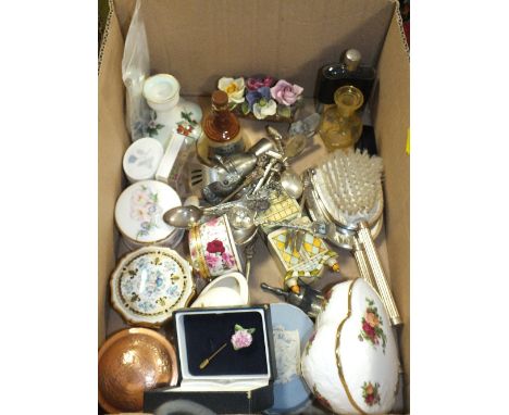 A SMALL TRAY OF CERAMICS AND COLLECTABLES TO INCLUDE CERAMIC TRINKET POTS, SOUVENIR SPOONS ETC. 