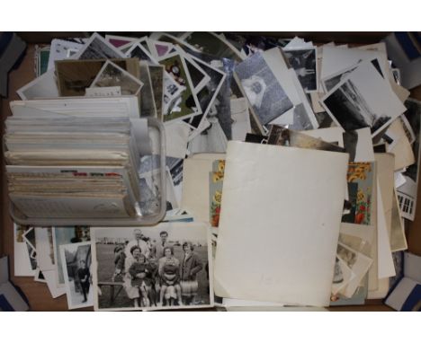A TRAY OF VINTAGE POSTCARDS ETC