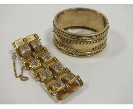 A VINTAGE YELLOW METAL BANGLE TOGETHER WITH A YELLOW METAL BRACELET