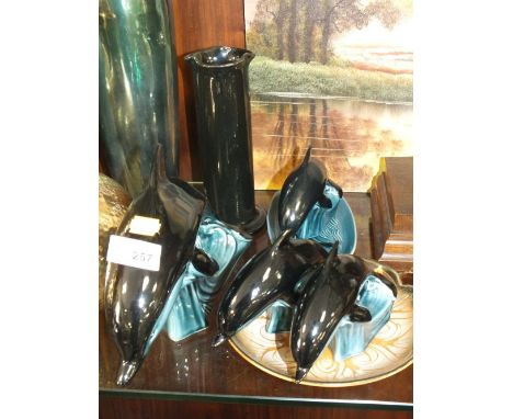 A COLLECTION OF POOLE POTTERY TO INCLUDE DOLPHIN FIGURES (7)