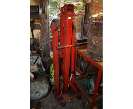 AN ENGINE HOIST