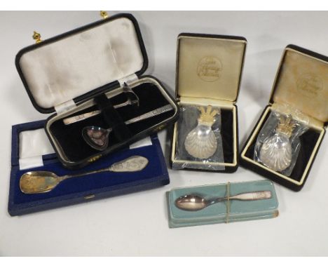 A COLLECTION OF HALLMARKED SILVER AND SILVER PLATED WARE TO INCLUDE HERITAGE COLLECTION, CADDY SPOONS ETC (5)