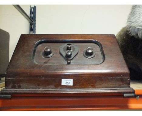 A VINTAGE MAHOGANY AND BAKELITE RADIO