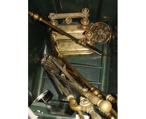 A BOX OF VINTAGE BRASSWARE TO INCLUDE ANTIQUE FIRE IRONS 