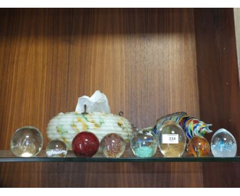 A COLLECTION OF GLASS PAPER WEIGHTS TO INCLUDE CAITHNESS TOGETHER WITH AN END OF DAY GLASS FISH AND A RETRO LIGHT SHADE