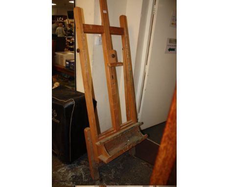A LARGE VINTAGE WOODEN ARTISTS EASEL