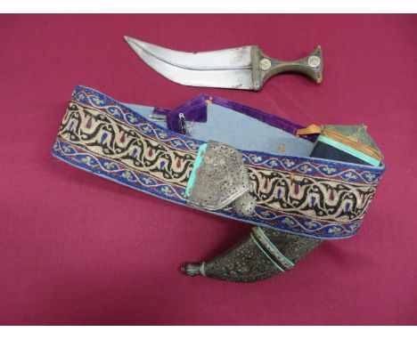 20th Century Arab Mecca Jambiya  double edged slightly curved blade with central raised rib. Horn grip with stud decoration. 