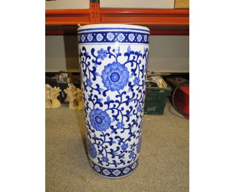 A BLUE AND WHITE UMBRELLA / STICK STAND, APPROX HEIGHT 45 CM