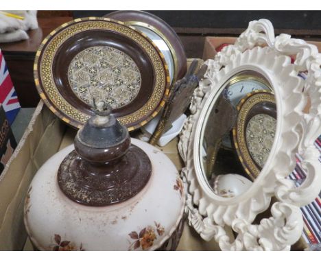 A TRAY OF SUNDRIES TO INCLUDE A VINTAGE CERAMIC LIGHT SHADE, WALL CLOCK ETC.