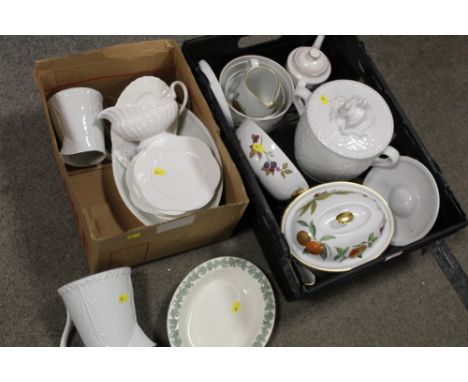 TWO TRAYS OF CERAMICS TO INCLUDE ROYAL WORCESTER EVESHAM, SHELLEY ETC. (PLASTIC TRAYS NOT INCLUDED)
