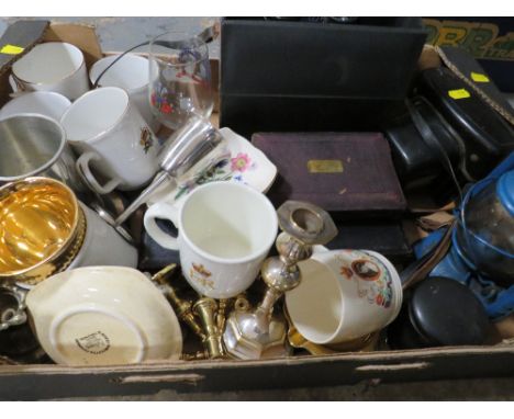 A TRAY ASSORTED COLLECTABLES TO INCLUDE A PAIR OF ULTRAVIEW FIELD BINOCULARS 20 X 50, BLUE TILLY LAMP ETC