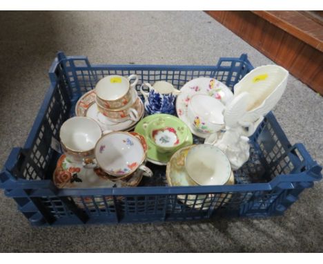 A SMALL TRAY OF COLLECTABLE CERAMICS MAINLY CUPS AND SAUCERS, TO INCLUDE A ROYAL WORCESTER EXAMPLE 