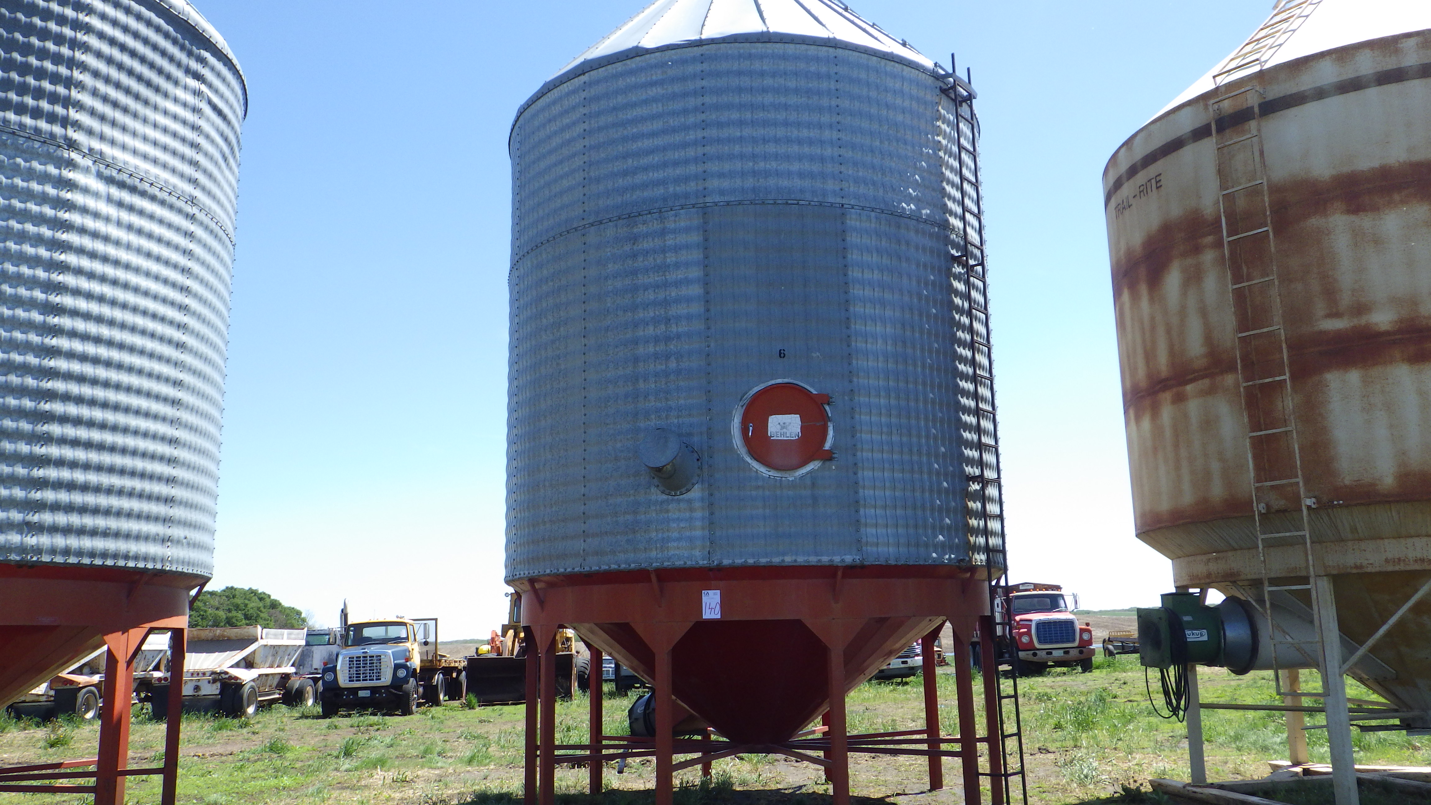 Behlen grain bin 2200 bushels 16' diameter with Flaman aeration fan