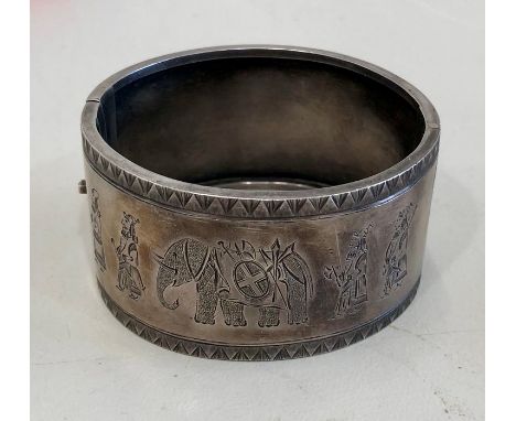 Unusual antique .925 sterling silver cuff bangle with elephant battle scene (36g)