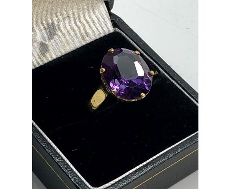 18ct gold and amethyst ring set with large central amethyst stone measures approx 15mm by 12mm hallmarked 750 weight 8.2g