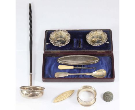 A cased silver condiment set together with a silver napkin ring, silver teaspoon,  silver lid, white metal and horn toddy spo