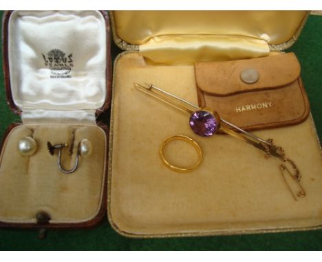 A late Victorian 9 ct gold colour change synthetic sapphire bar brooch, 22 carat gold wedding band, approx 4g and a cased pai