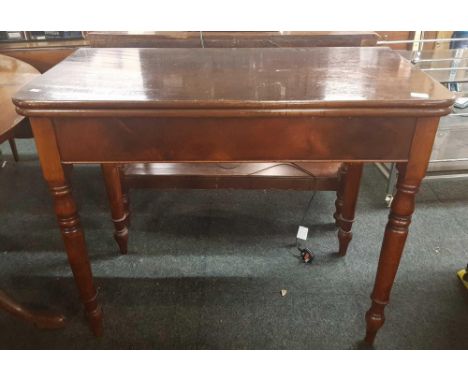 EDWARDIAN POLISHED MAHOGANY FOLDING TOP CARD TABLE WITH TURNED LEGS