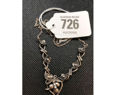 A SIL HEART SHAPED PENDANT ON NECK CHAIN