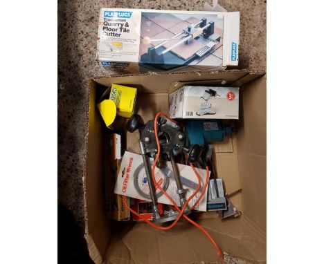 CARTON OF MISC TLS INCL; FLOOR TILE CUTTER, ADJUSTABLE BENCH VICE, TAP &amp; DIE WRENCH SET &amp; A ROUTER