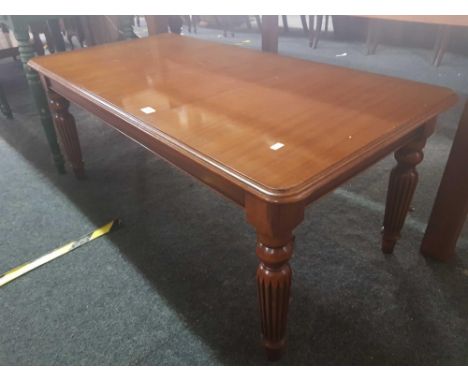 LARGE MAHOGANY COLOUR COFFEE TABLE ON PILLAR LEGS