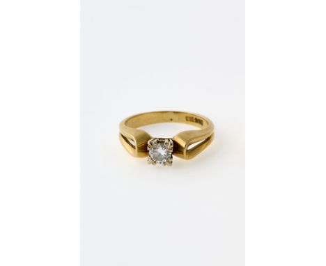 GG, 585. Quadratischer, in WG abgesetzter Kopf, besetzt mit  einem Brillanten von ca. 0,30 ct. Schiene mit schlaufenförmigen 