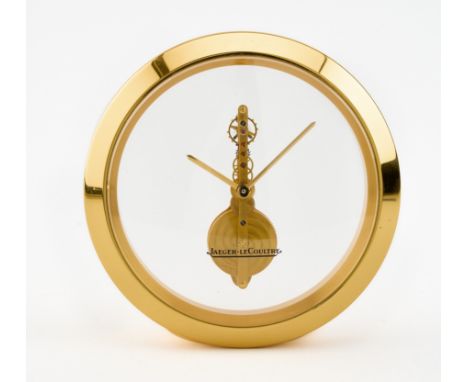 Rundes, vergoldetes Messinggehäuse, vorne verglast und Jaeger  LeCoultre gemarkt, verso Kunstglas. 8-Tage-Stabwerk mit 16  St