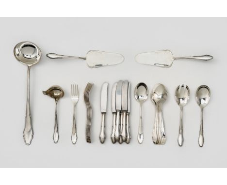 Sechs Gabeln, sechs Löffel, sechs Messer, ein Salatbesteck, zwei  Tortenheber, eine Suppenkelle u. eine Soßenkelle. Dekor:  C