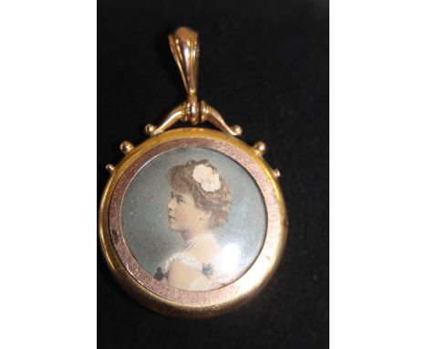 A Victorian 9ct gold mourning pendant with portrait 6.3 grams 