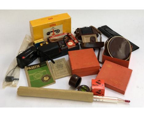 A mixed lot of photographica to include Nettar 35mm camera; Kodak Instamatic 100 camera with accessories; several boxed Zeiss