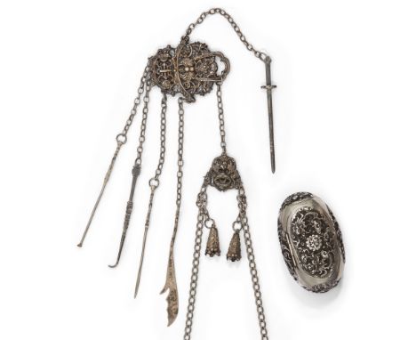 A Chinese silver necklace and a silver snuff boxQing dynasty, 19th centuryWith a larger pendant in the form of a flower baske