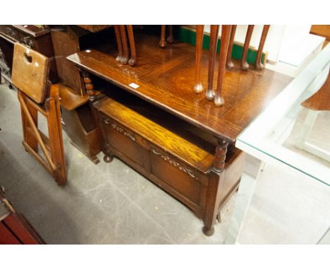 AN EARLY TWENTIETH CENTURY OAK MONKS BENCH WITH HINGE SEAT 