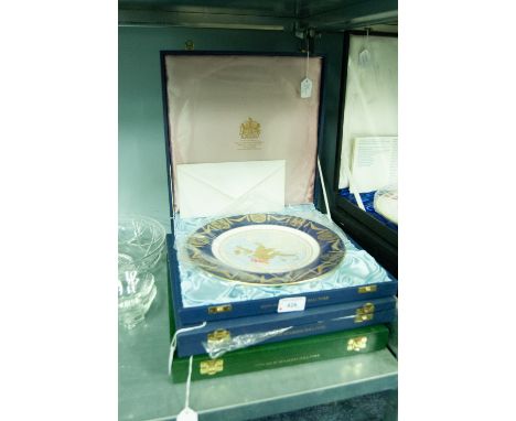 THREE BOXED SPODE LIMITED EDITION PLATES RESPECTIVELY;  EUROPEAN COMMUNITY 1973 COMMEMORATIVE PLATE; THE ROYAL WELSH FUSILIER