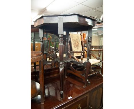 AN EARLY 20TH CENTURY MAHOGANY OCCASIONAL TABLE WITH SHAPED EDGE AND UNDERSTAGE AND A LATER TURNED WOOD STANDARD LAMP AND SHA