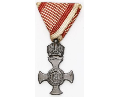 Österreich: Eisernes Verdienstkreuz mit Krone. Eisen. Am Dreiecksband. Tragespuren. Gesamt-L. ca. 10 cm.