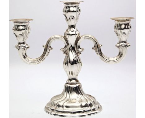 Leuchter im Dresdner Barockstil, 3-flammig. 925/000 Sterlingsilber (gefüllt). Mz. G & K, Deutsch, 20. Jh. H. 19 cm.