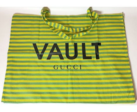 Strandtasche "VAULT", Gucci. Gelb-grün gestreifter Stoff. D. 75x 57 cm.