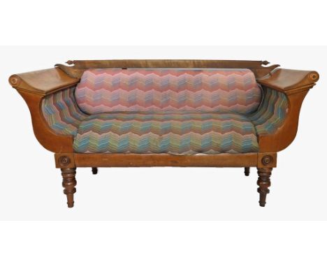 Biedermeier-Sofa. Esche. Balusterfrontbeine, gebogte Armstützen. Gepolstert. Rest.-bedürftig. 19. Jh. 90x 180x 70 cm.